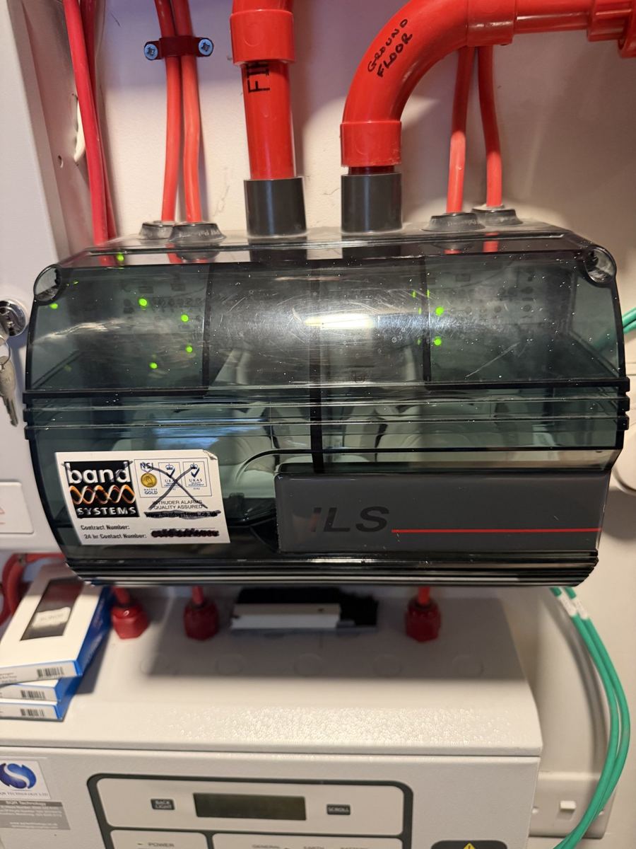 Aspirating smoke detection unit with red sampling pipework